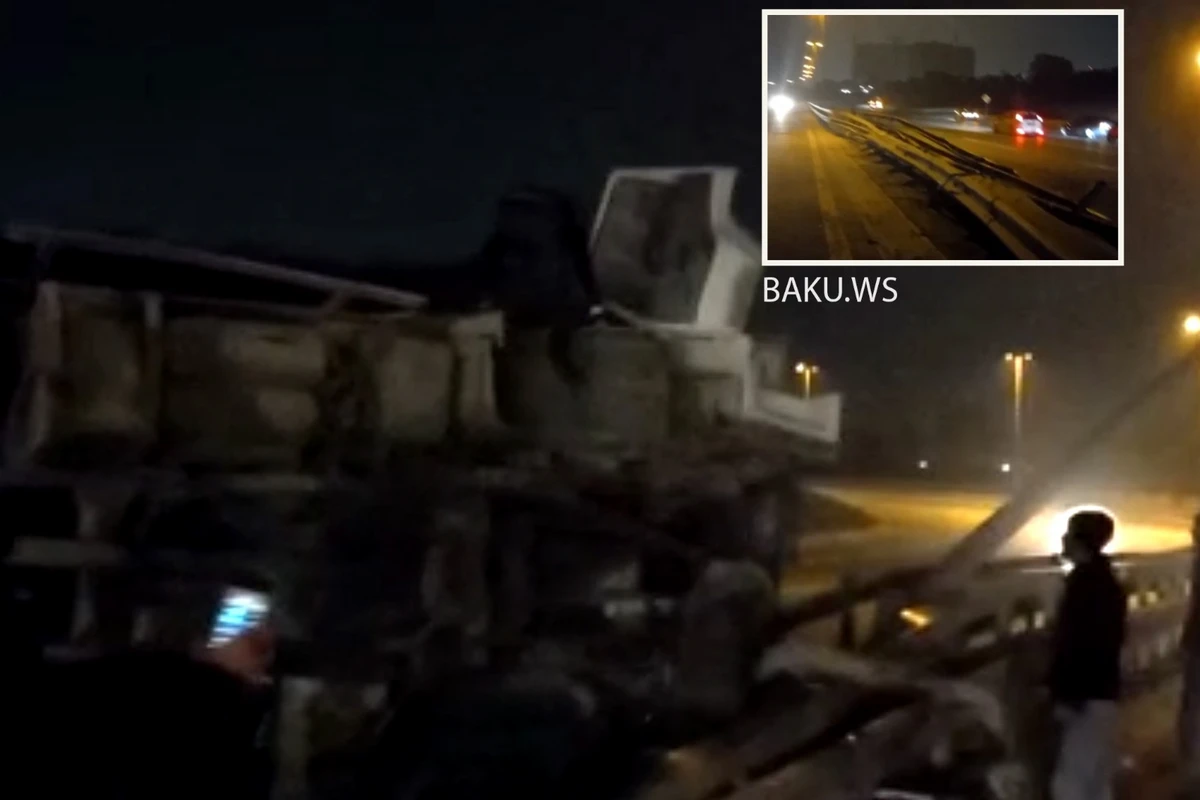 В Баку посреди дороги перевернулся грузовик - ВИДЕО