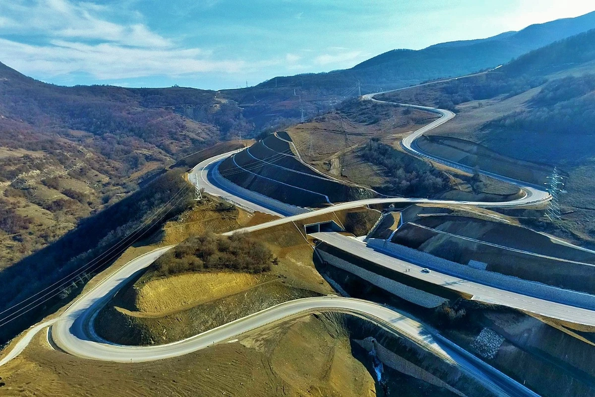 Əhmədbəyli-Füzuli-Şuşa yolunda 3 viaduk və 3 tunelin tikintisi üzrə əsas işlər yekunlaşıb - FOTO Əhmədbəyli-Füzuli-Şuşa yolunda 3 viaduk və 3 tunelin tikintisi üzrə əsas işlər yekunlaşıb - FOTO