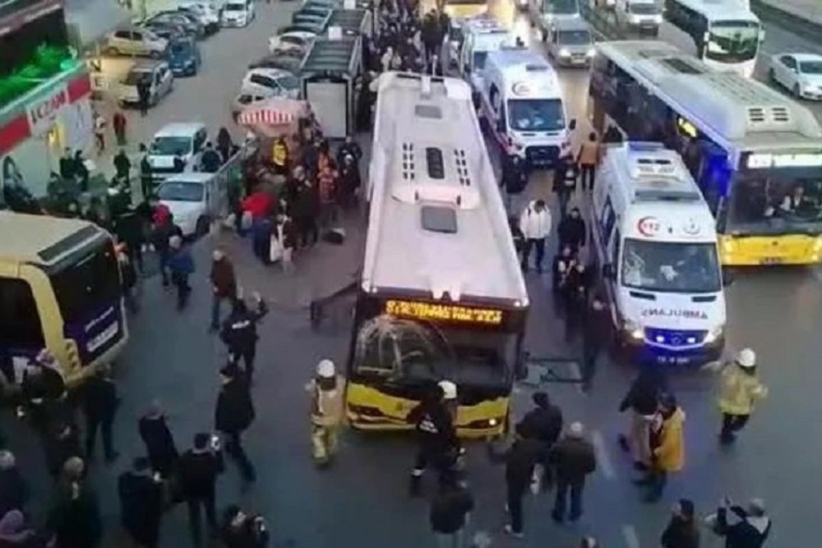 İstanbulda sərnişin avtobusu dayanacağa çırpılıb, ölən və yaralananlar var