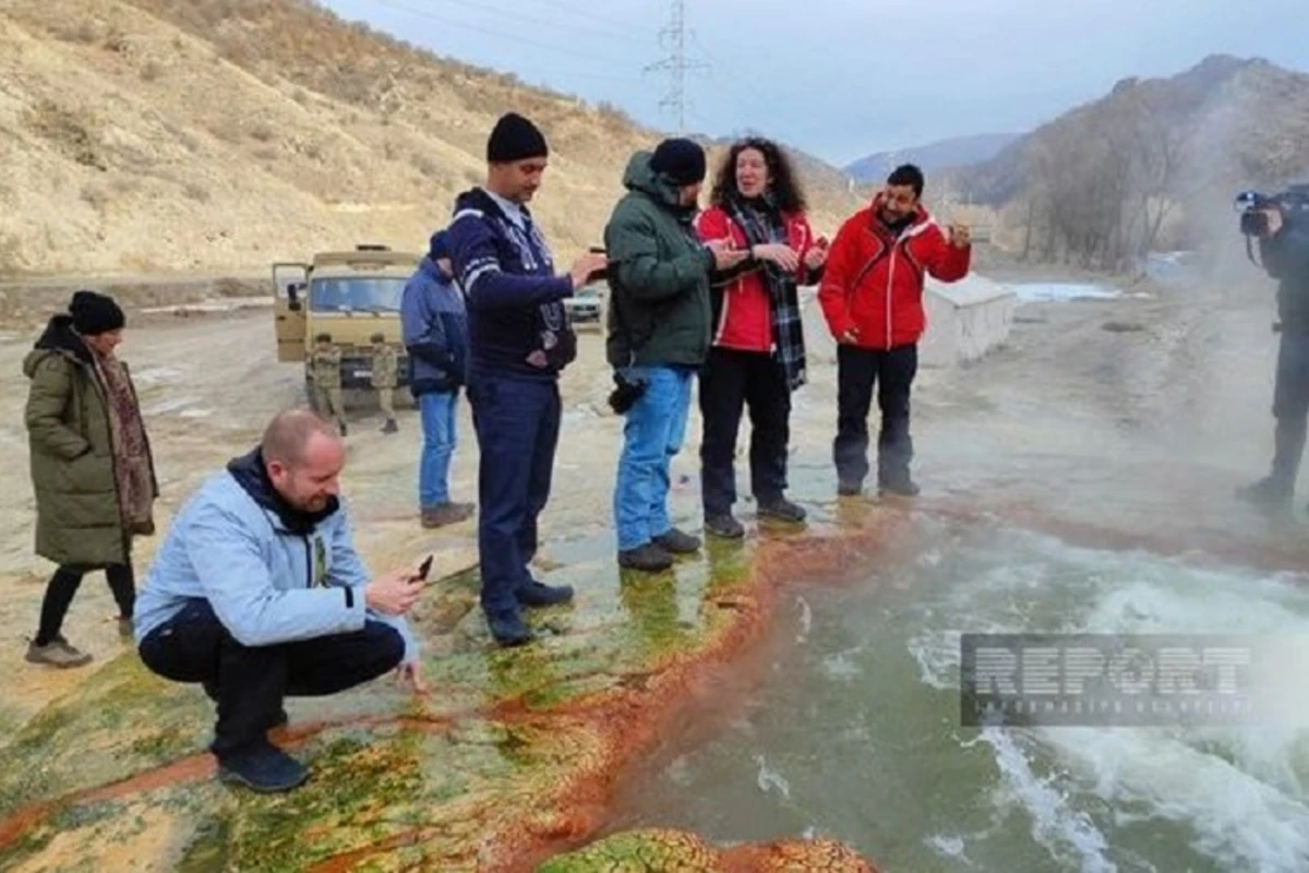 Группа международных путешественников находятся с визитом в Кяльбаджаре - ФОТО