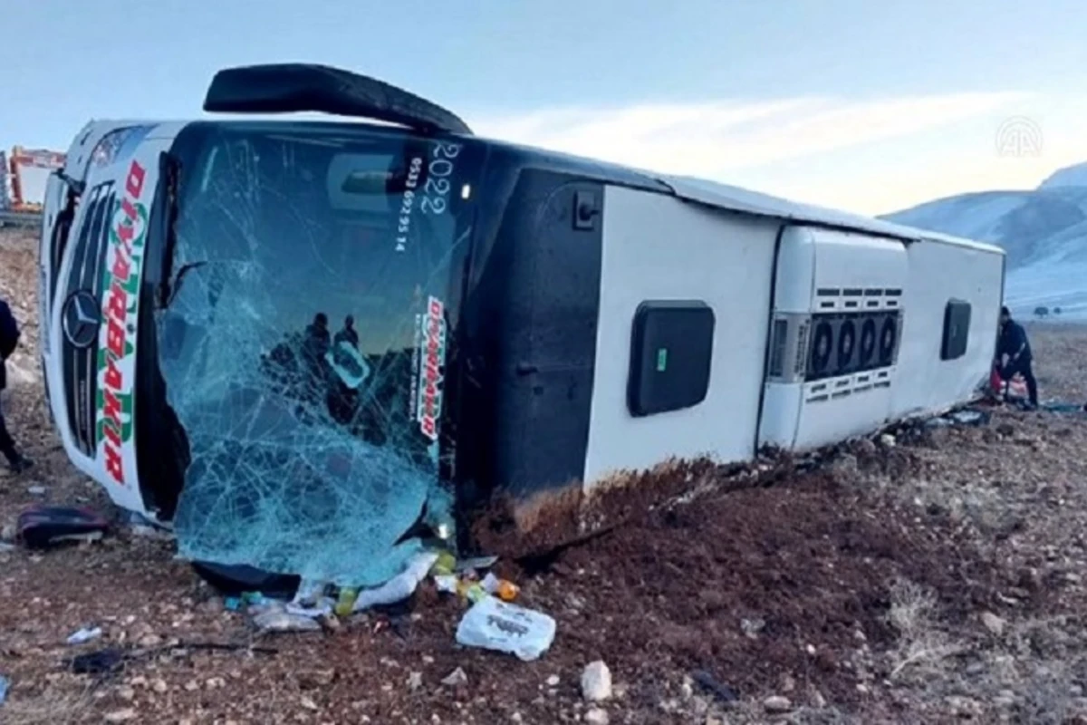 Türkiyədə avtobus qəzası: 8 nəfər ölüb, 35-i yaralanıb - VİDEO Türkiyədə avtobus qəzası: 8 nəfər ölüb, 35-i yaralanıb - VİDEO