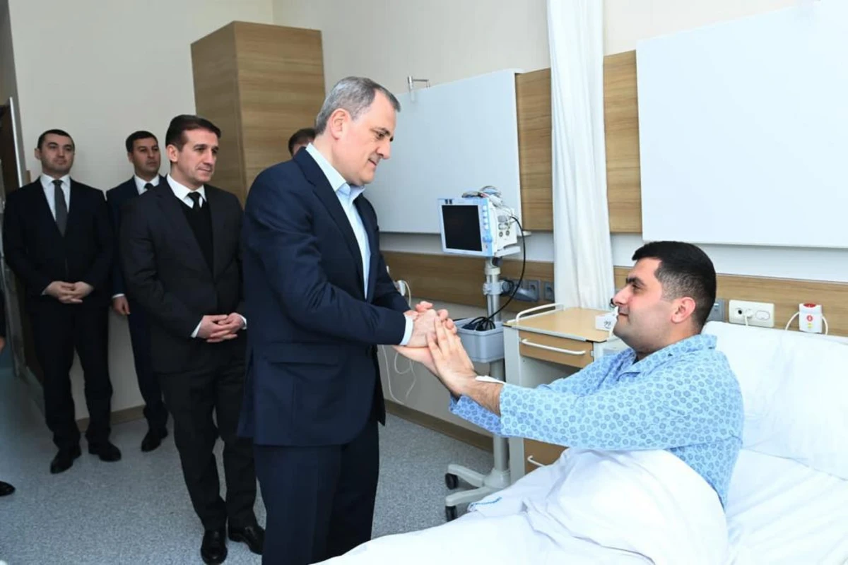 Ceyhun Bayramov İranda səfirliyə hücum zamanı yaralananları ziyarət edib - FOTO