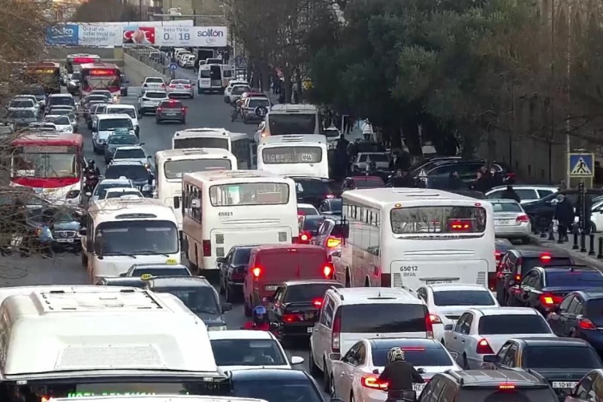 На некоторых улицах Баку затруднено движение транспорта - СПИСОК