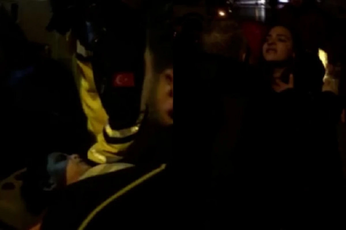В Турции оставшиеся под завалами люди просят о помощи - ВИДЕО