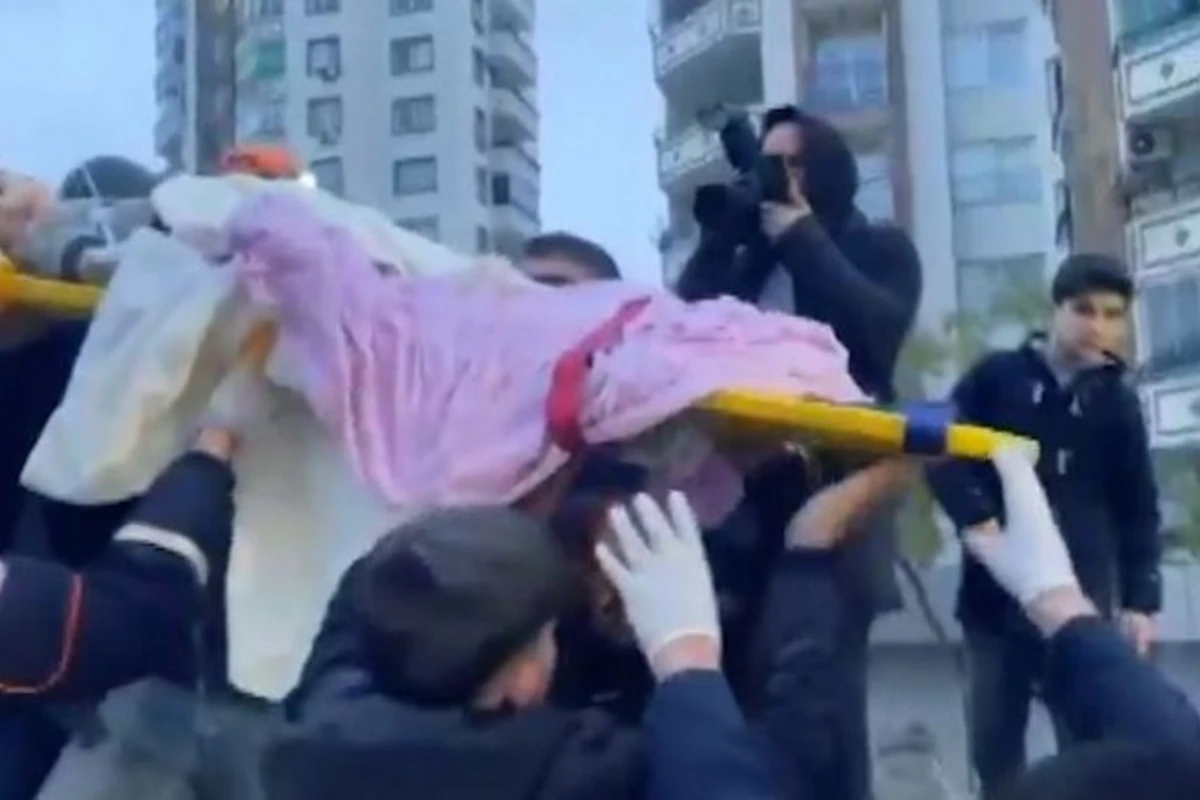 В турецком Диярбакыре из-под завалов спасли 7-летнего ребенка - ВИДЕО