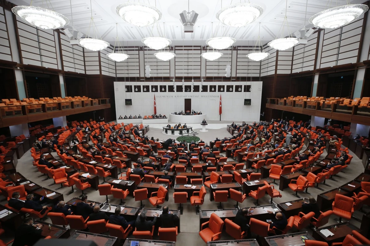 Парламент Турции приостановил работу
