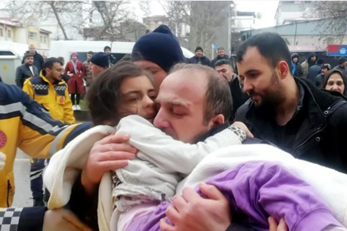 7 saat sonra dağıntılar altından çıxarılan qızcığaz atasına qovuşdu - FOTO