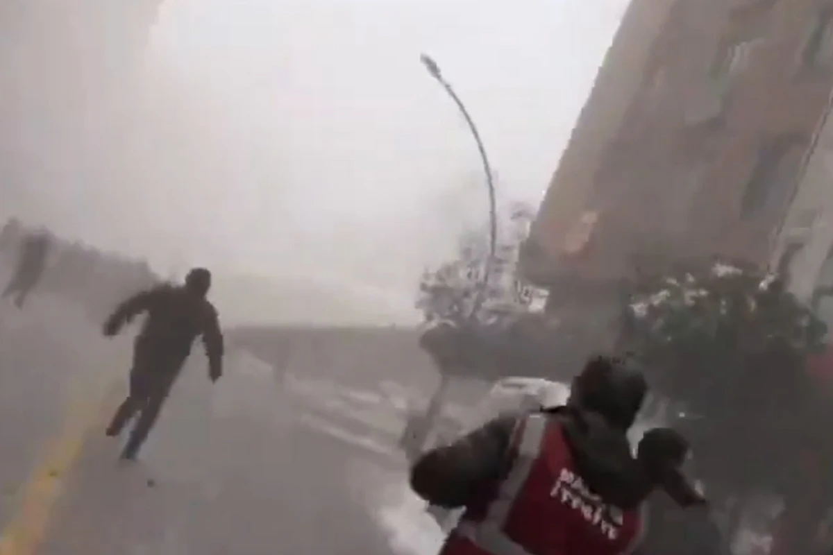 Момент обрушения дома в Турции попал в прямой эфир - ВИДЕО
