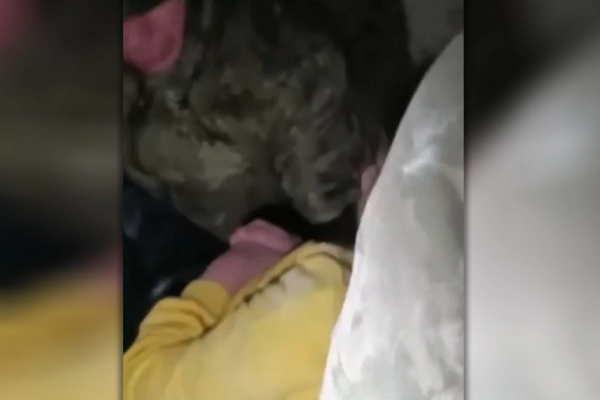 Mehmetçiklərin dağıntılar altından xilas etdiyi qızcığaz: Anamı da xilas edin... - VİDEO