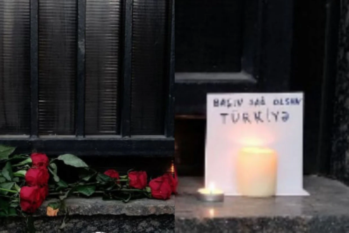 Həmvətənlərimiz Türkiyənin Moskvadakı Səfirliyi önünə güllər düzürlər - FOTO