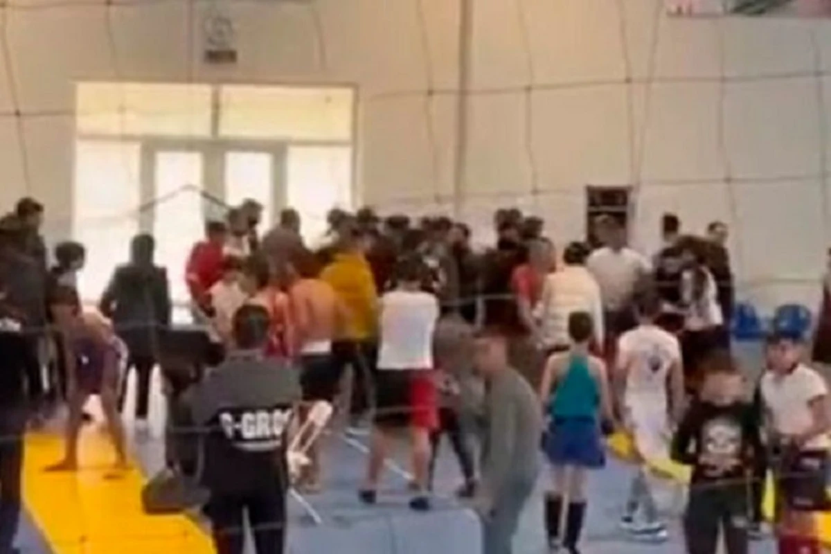 В Баку в спортивном центре подрались тренеры - ВИДЕО