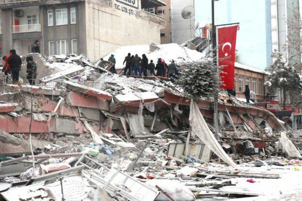 Malatyada xilasedicilər 4 azərbaycanlı tələbəni dağıntılar altından çıxarıb - YENİLƏNİB