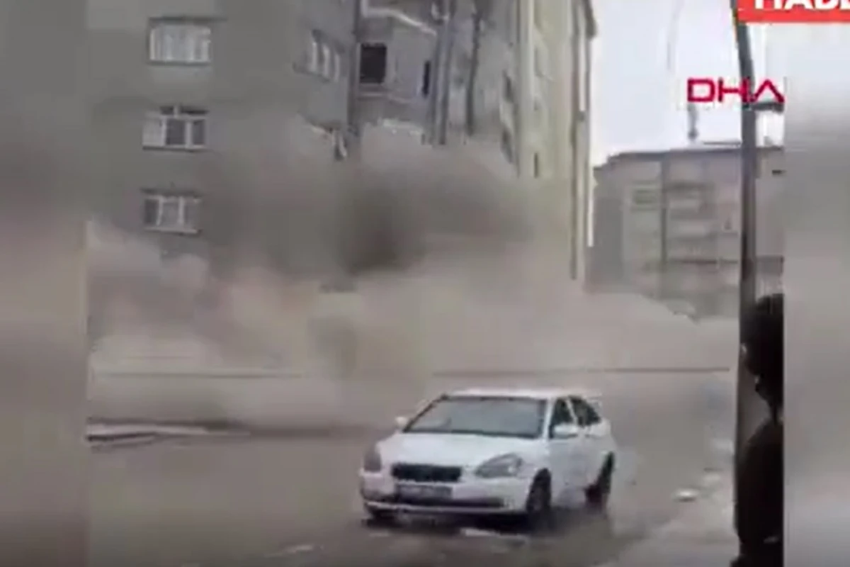 Elazığda hündürmərtəbli bina yerlə bir oldu - ANBAAN VİDEO