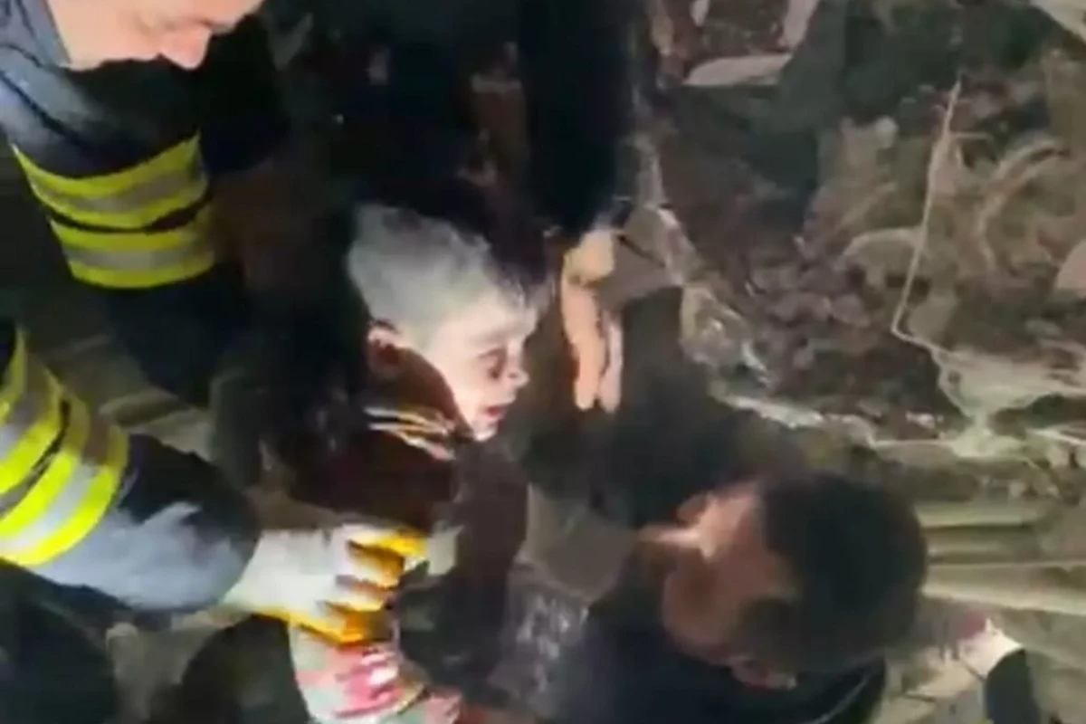 Üç yaşlı Miran 22 saat sonra dağıntılar altından sağ çıxarıldı - FOTO