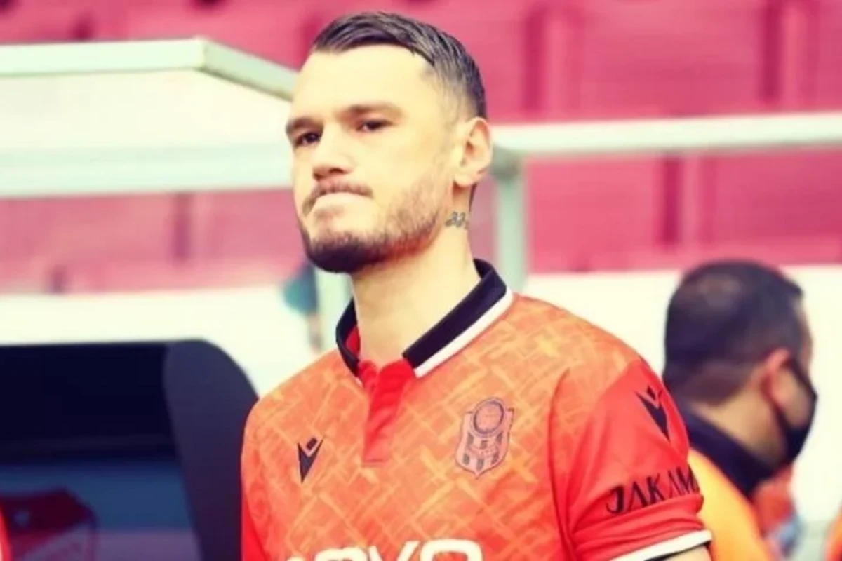 Futbolçu zəlzələdə xilas olmaq üçün özünü eyvandan atdı, ağır yaralandı