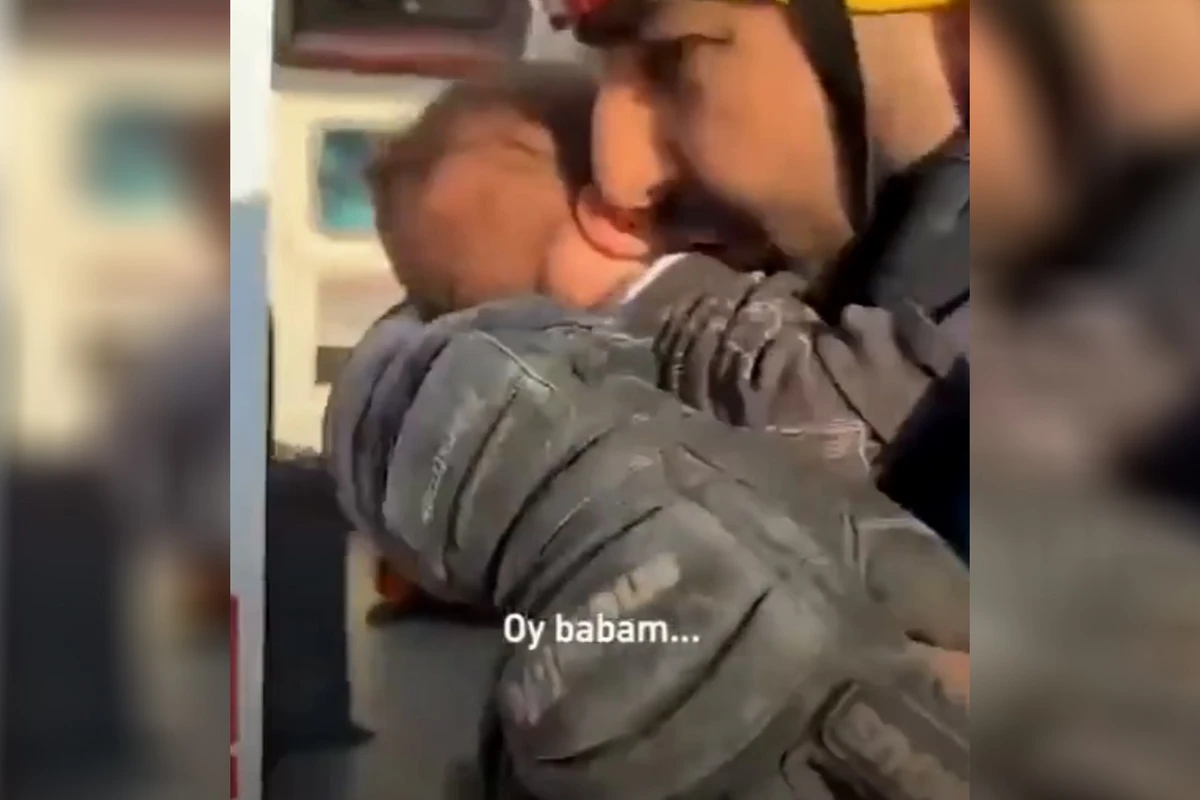 Türkiyədə 29 saat sonra xilas edilən 2 aylıq körpə hər kəsi duyğulandırdı - VİDEO