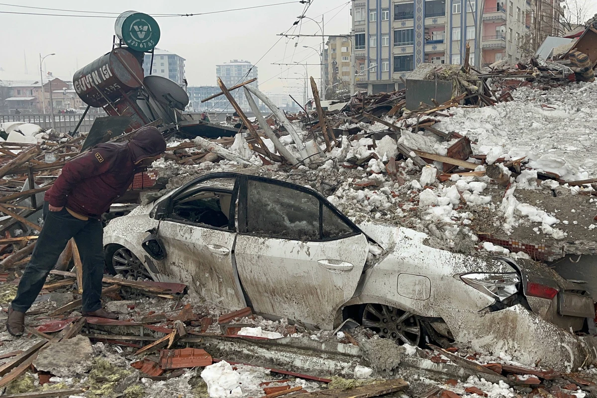 Азербайджанские спасатели извлекли тела 6 человек из-под завалов в Турции