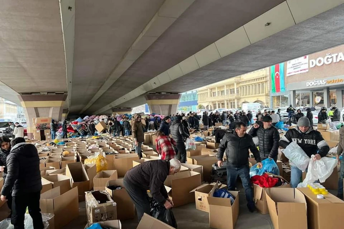 Bakıda Türkiyə üçün qürurverici görüntü - Yardım gətirən insanların ardı-arası kəsilmir - FOTO