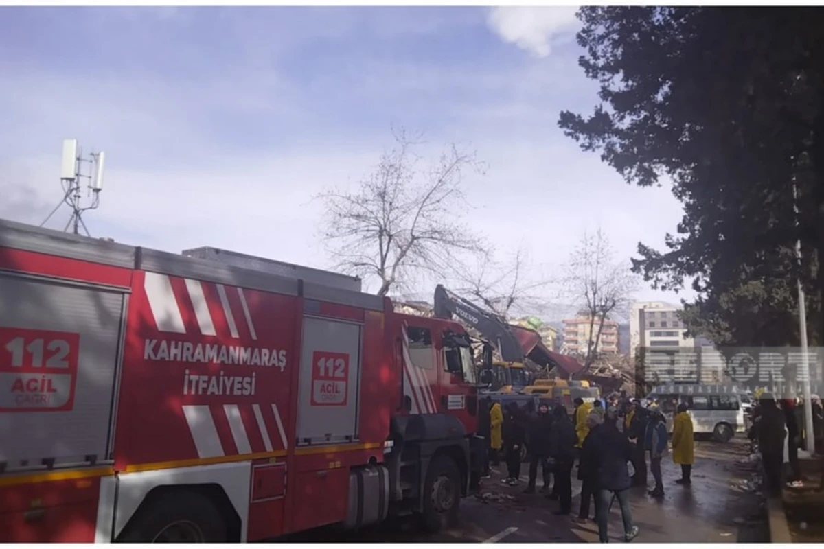 Azərbaycan xilasediciləri dağıntılar altından 36 saatdan sonra yaşlı kişini sağ çıxarıb