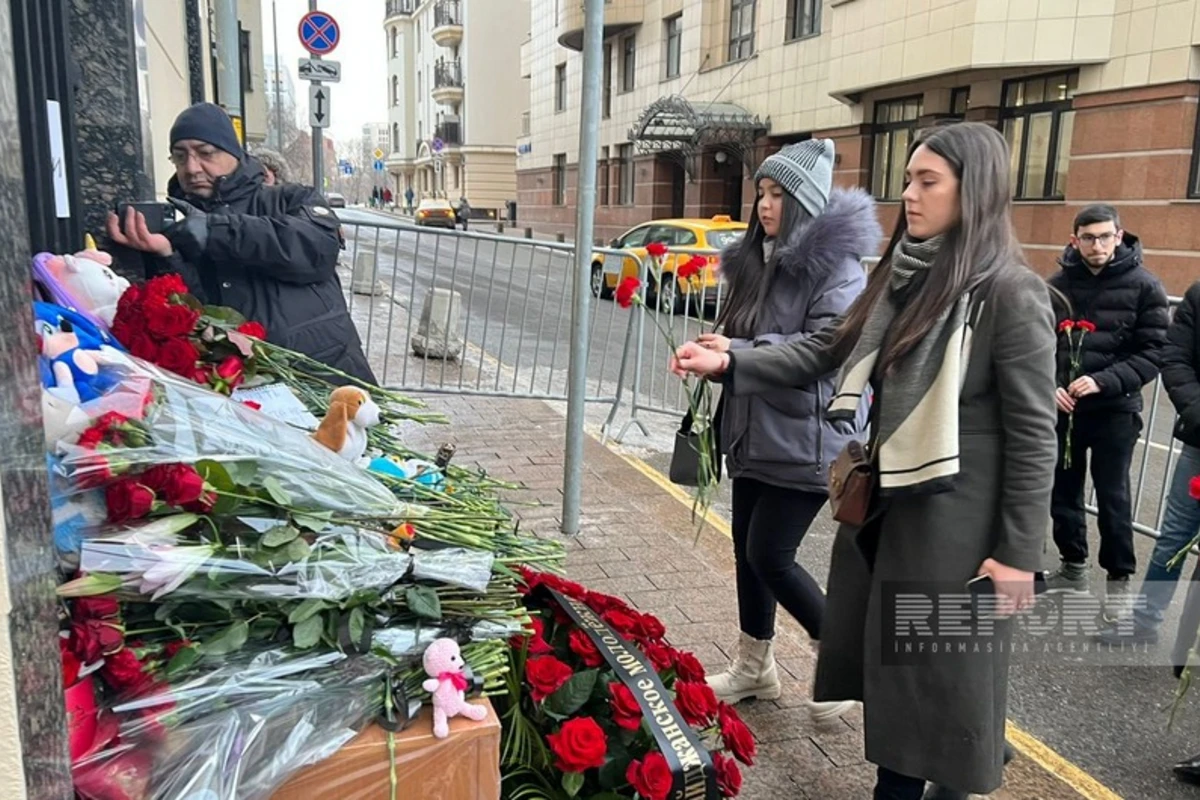 Moskvadakı azərbaycanlılar Türkiyə səfirliyi önünə gül dəstələri düzürlər - FOTO