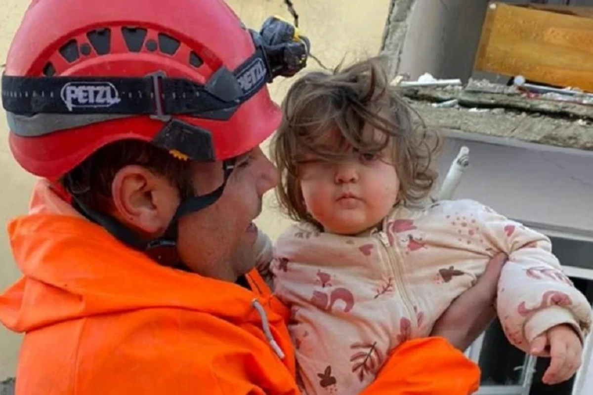Hatayda dağıntılar altından 1 yaşlı uşaq sağ çıxarıldı - FOTO/VİDEO