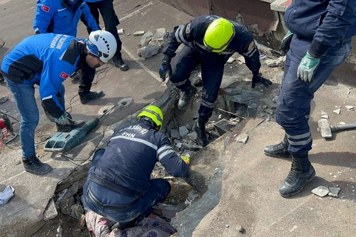 Спасатели МЧС Азербайджана спасли из-под завалов в Турции 16 человек - ВИДЕО