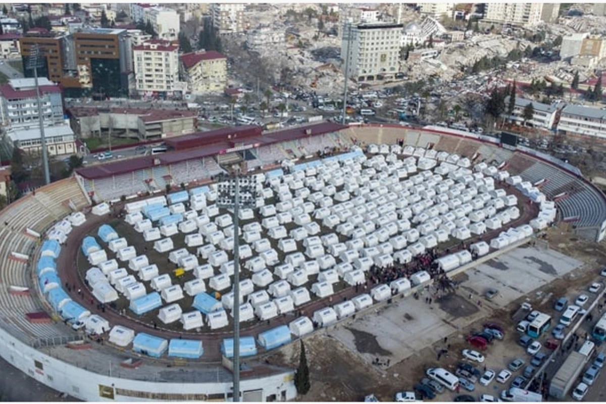 Kahramanmaraş stadionu çadır şəhərciyinə çevrildi - FOTO/VİDEO