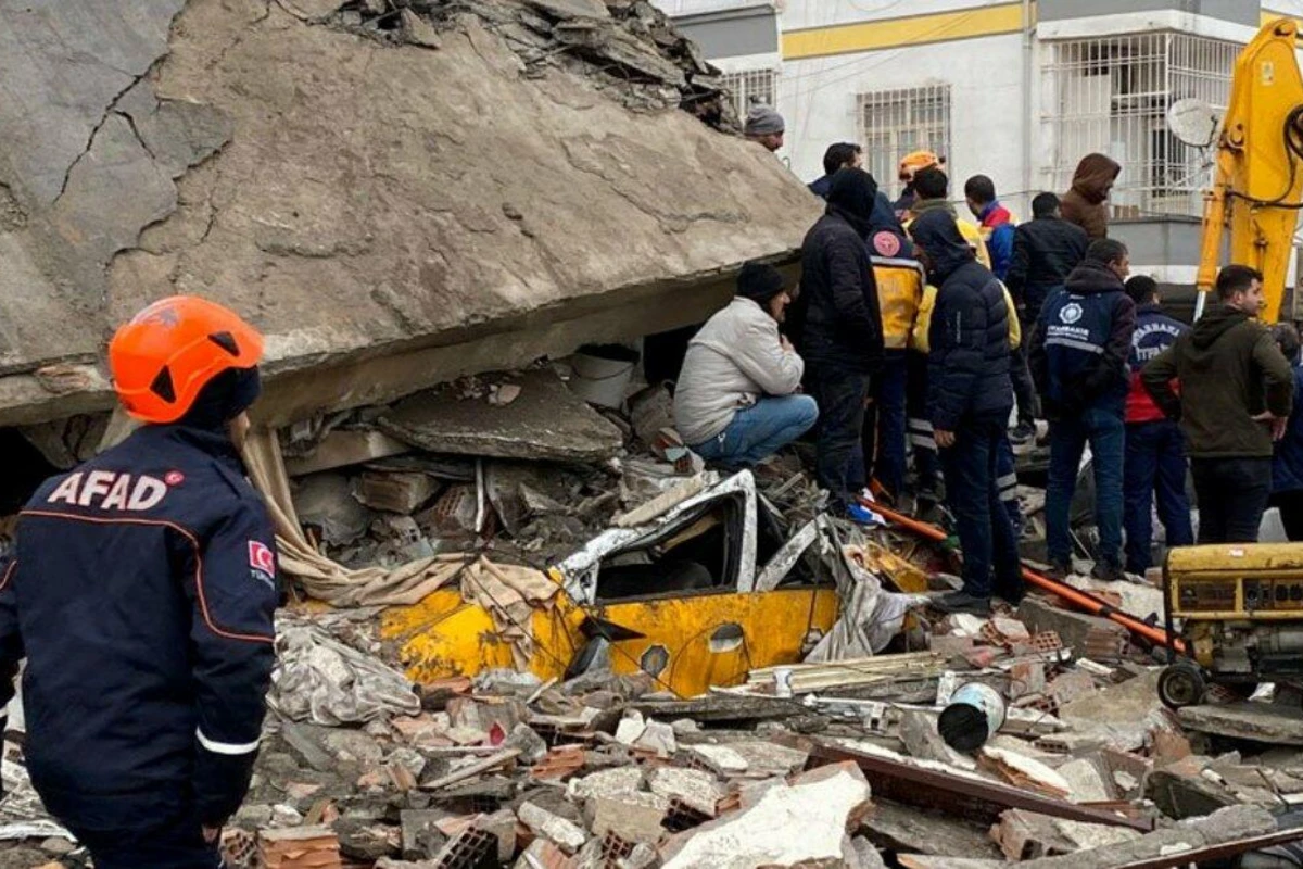В пострадавших от землетрясения регионах Турции продолжается поиск 25 азербайджанцев