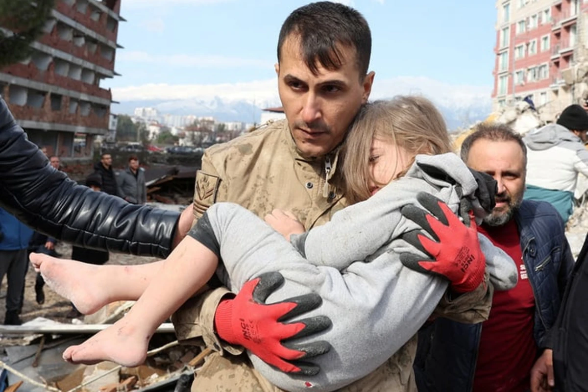 Türkiyədəki zəlzələ dəhşəti Reuters-in obyektivində - FOTO