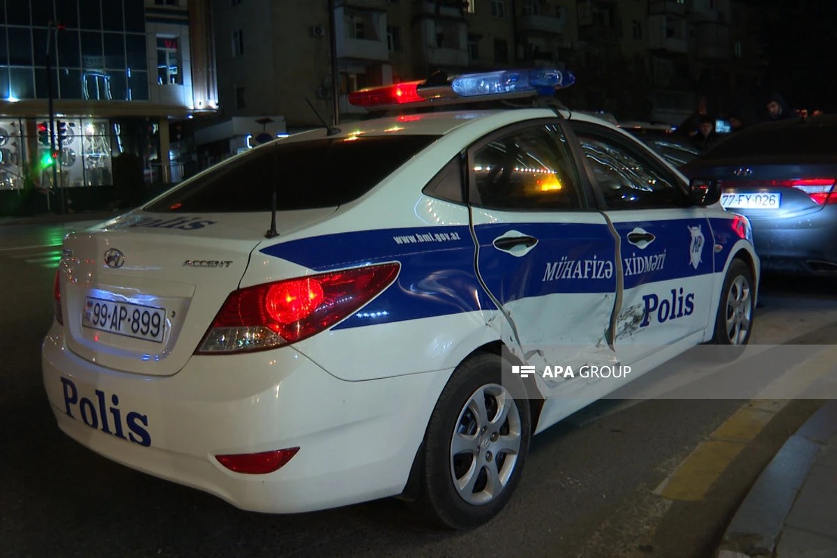 Bakıda polis maşını minik avtomobili ilə toqquşub - FOTO