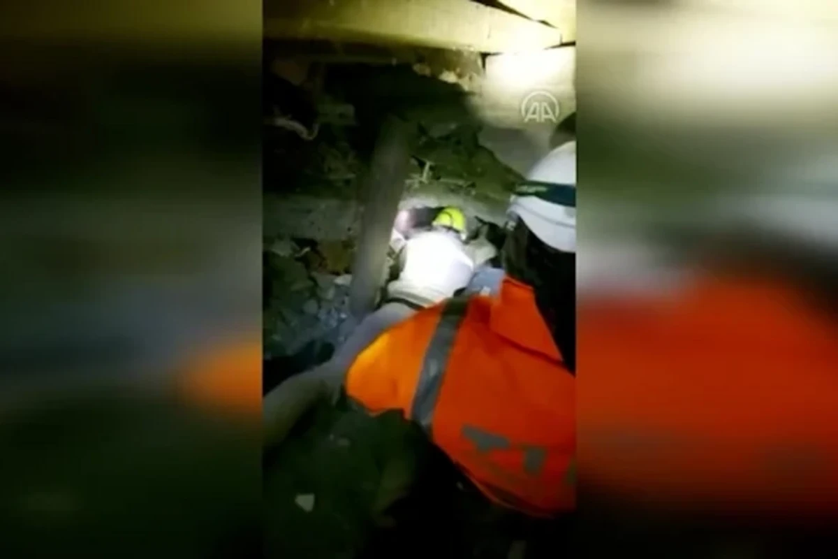 70 saat sonra dağıntılar altından xilas edilən 7 yaşlı uşaq saqqız istədi - VİDEO