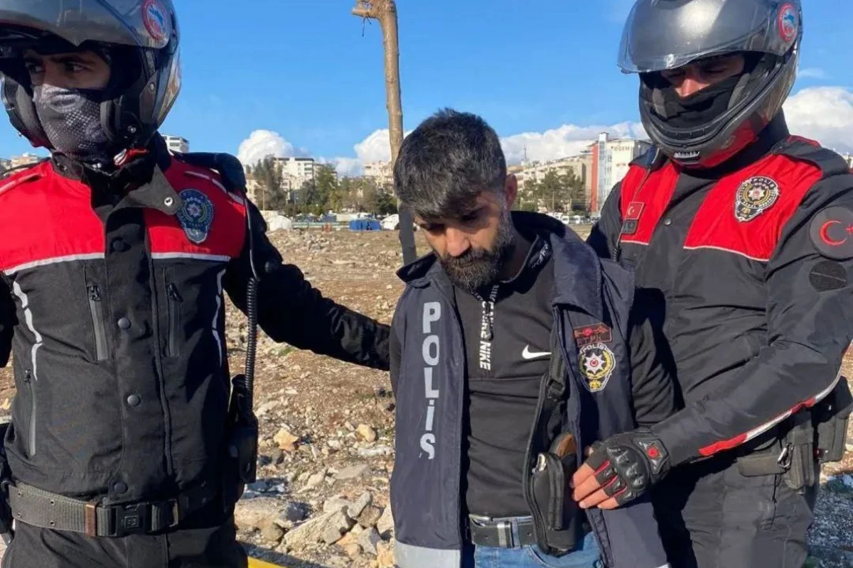 Türkiyədə dağılan evlərdən oğurluq edən şəxs həbs edildi - FOTO