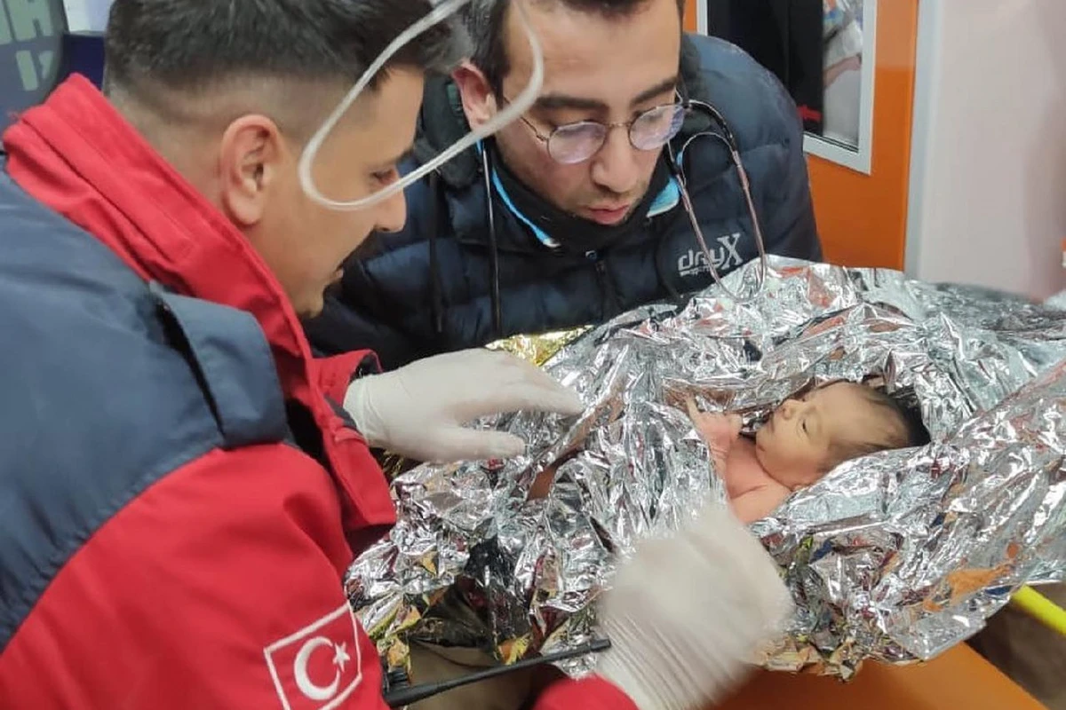10 günlük körpə 90 saat sonra dağıntılar altından çıxarıldı - FOTO