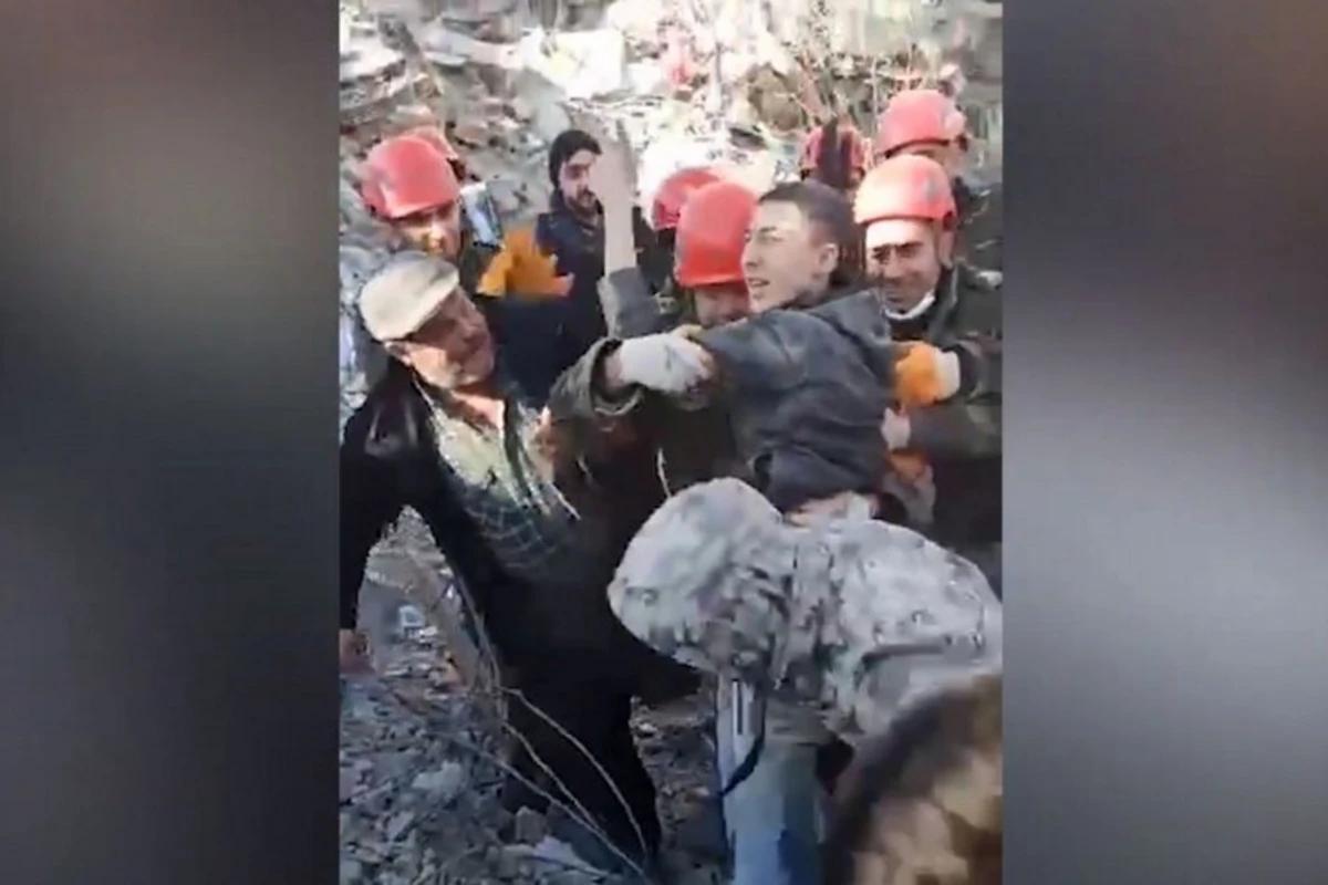 Кадры спасения детей из-под завалов силами МЧС Азербайджана - ВИДЕО