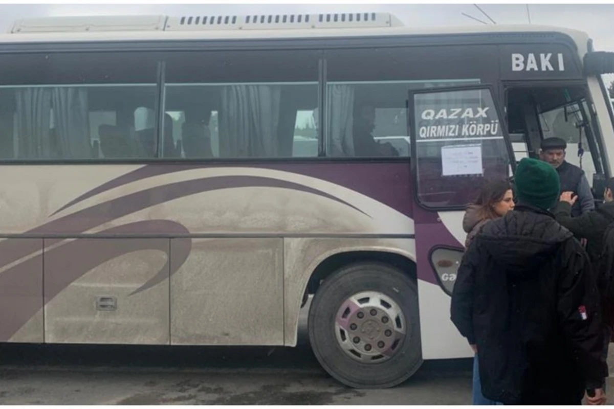 В Баку прибыл очередной автобус с эвакуированными из Турции азербайджанцами