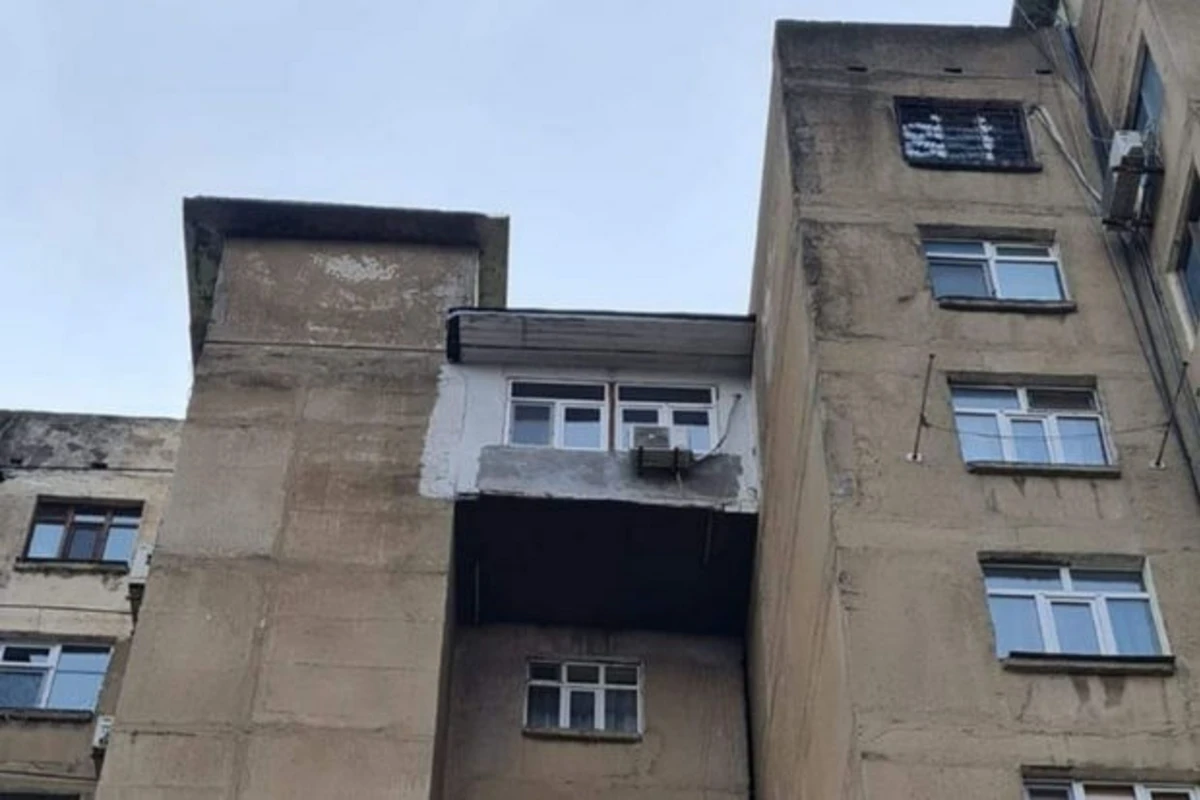 Bakıda daha bir binanın sonuncu mərtəbəsinə eyvan inşa edildi - FOTO