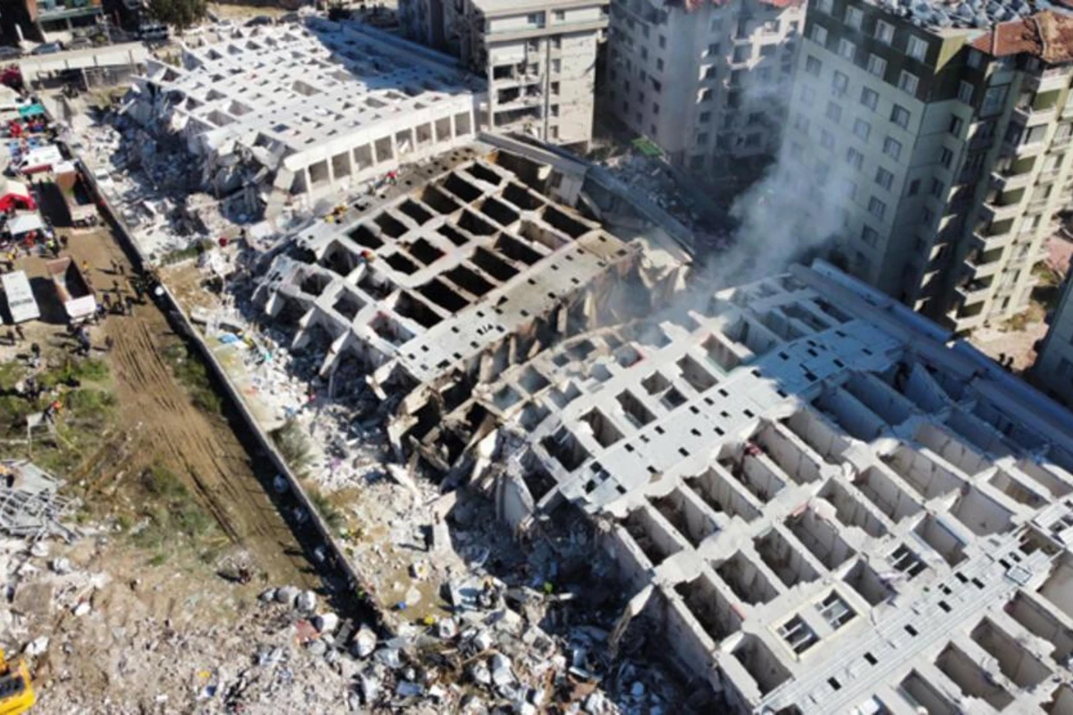 Zəlzələdə uçan Cənnətdə bir ev binasını tikən şirkət rəhbərləri qaçarkən aeroportda tutuldular - FOTO Zəlzələdə uçan Cənnətdə bir ev binasını tikən şirkət rəhbərləri qaçarkən aeroportda tutuldular - FOTO
