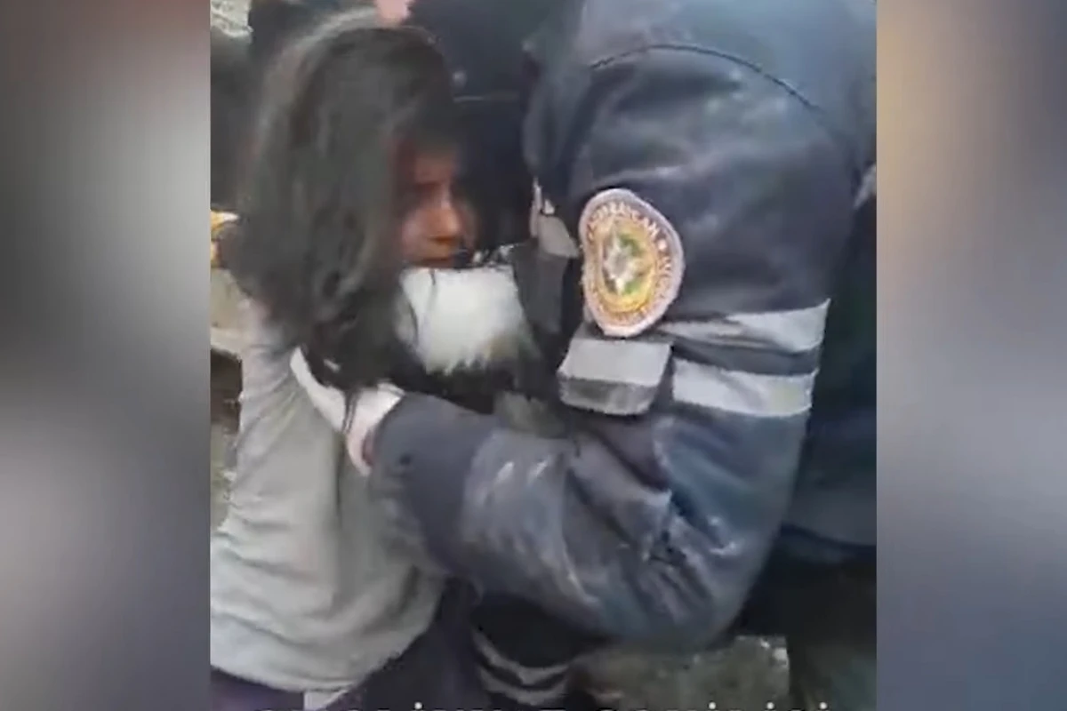 Azərbaycanın xilasediciləri 2 bacını 128 saat sonra dağıntılar altından xilas edib - VİDEO Azərbaycanın xilasediciləri 2 bacını 128 saat sonra dağıntılar altından xilas edib - VİDEO