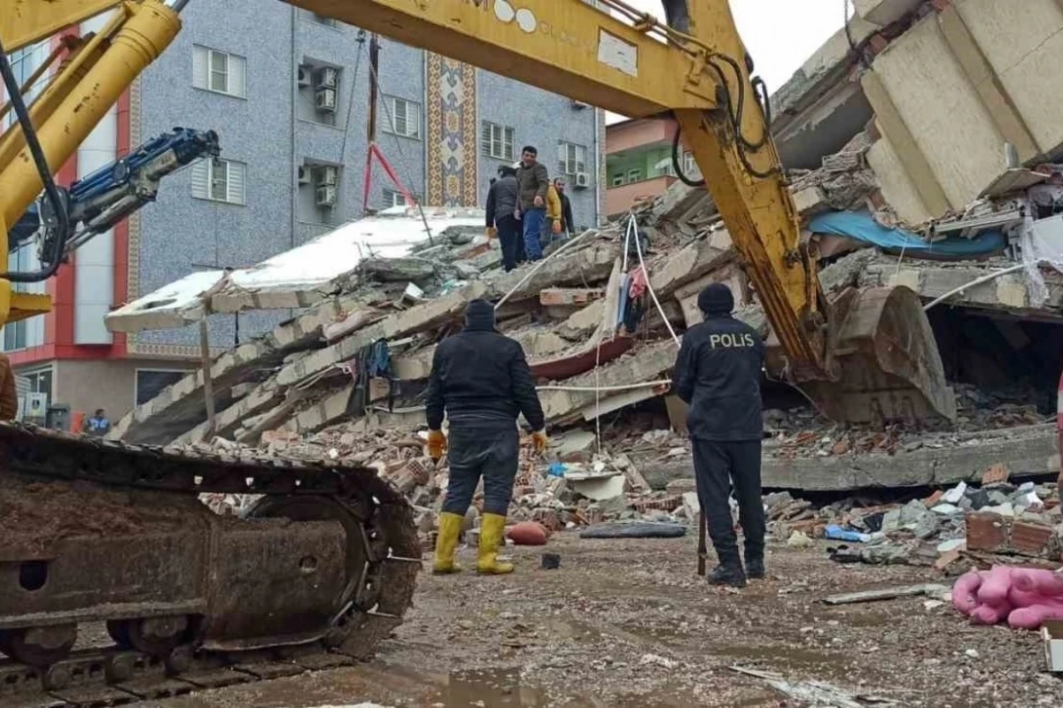 Türkiyədə zəlzələdə dağılan binalara görə 113 nəfər saxlanıldı