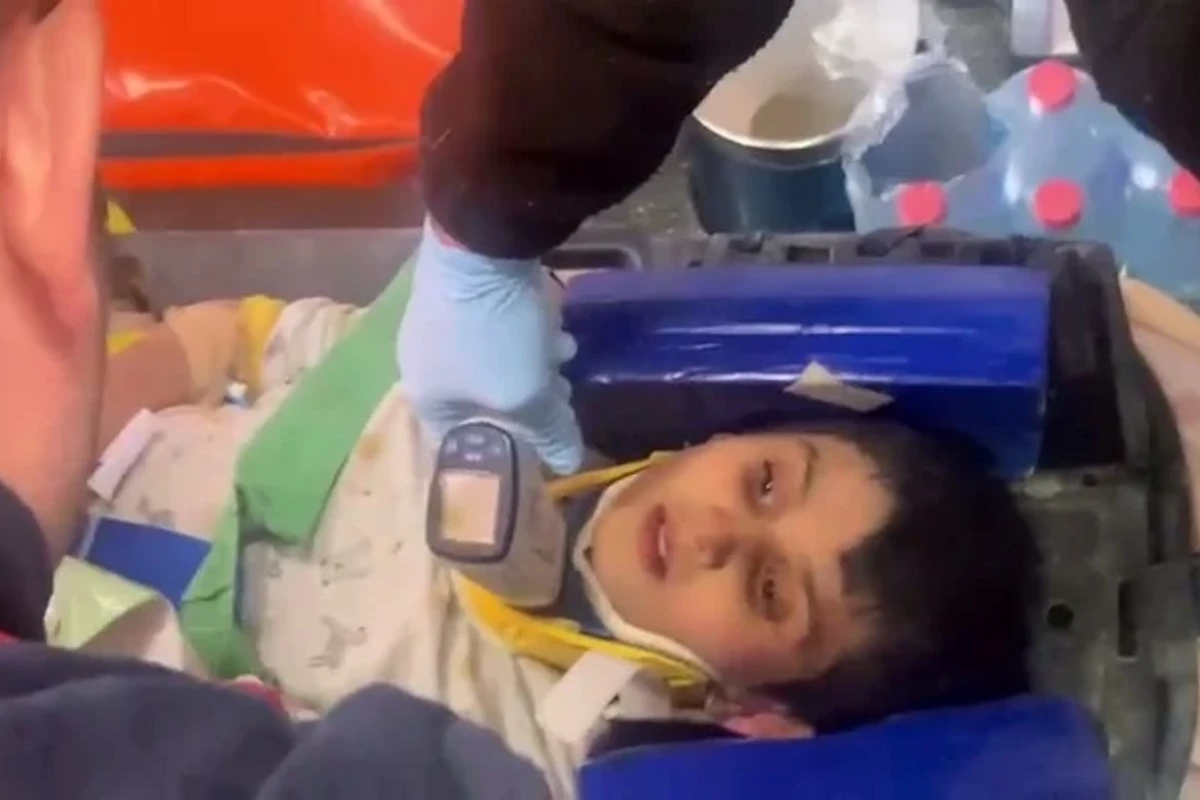 Türkiyədə dağıntılar altından çıxarılan 9 yaşlı: “Dondurma və su verin” - VİDEO