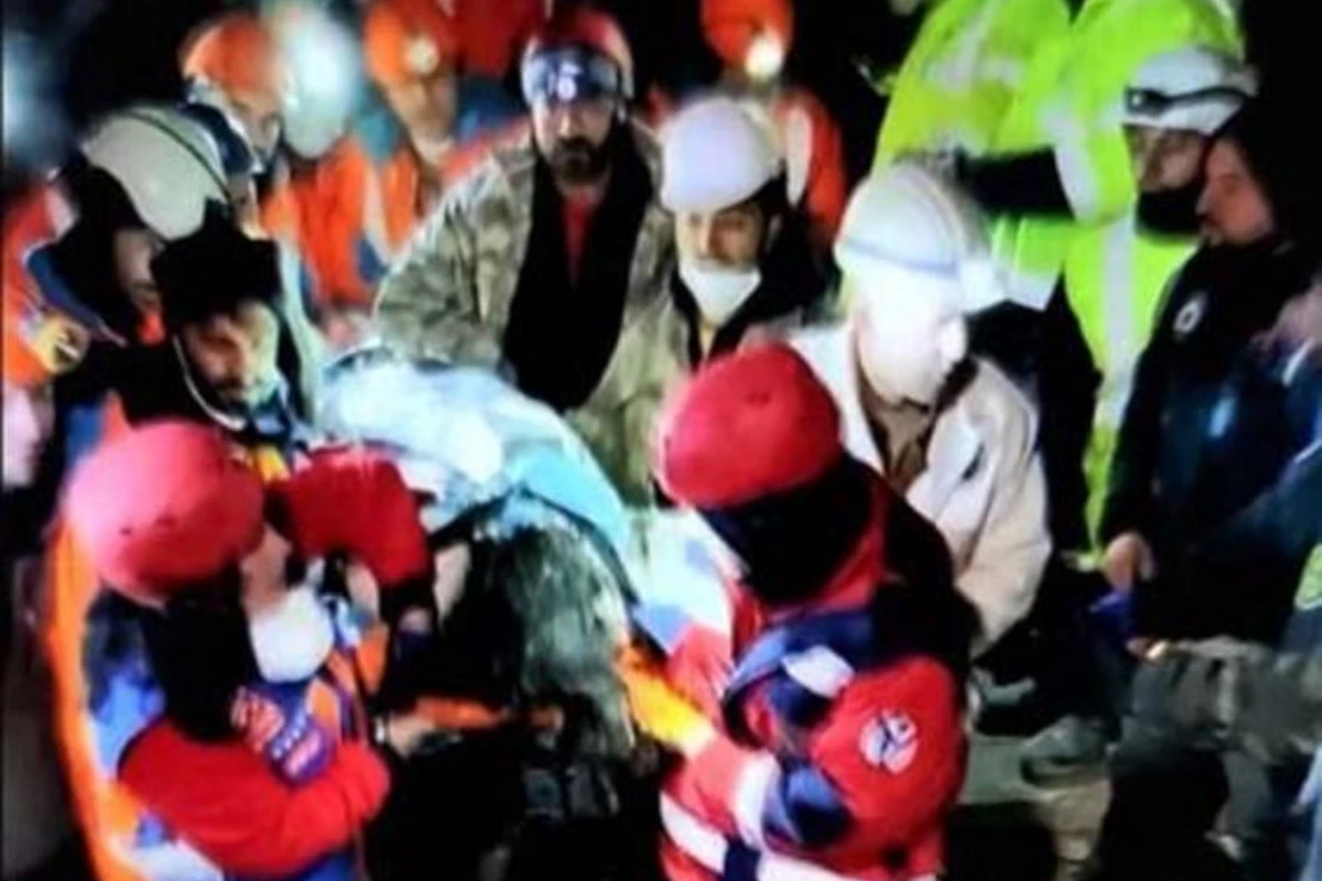 142 saat sonra dağıntılar altından çıxarılan müəllimin ilk istəyi hər kəsi maraqlandırdı - FOTO