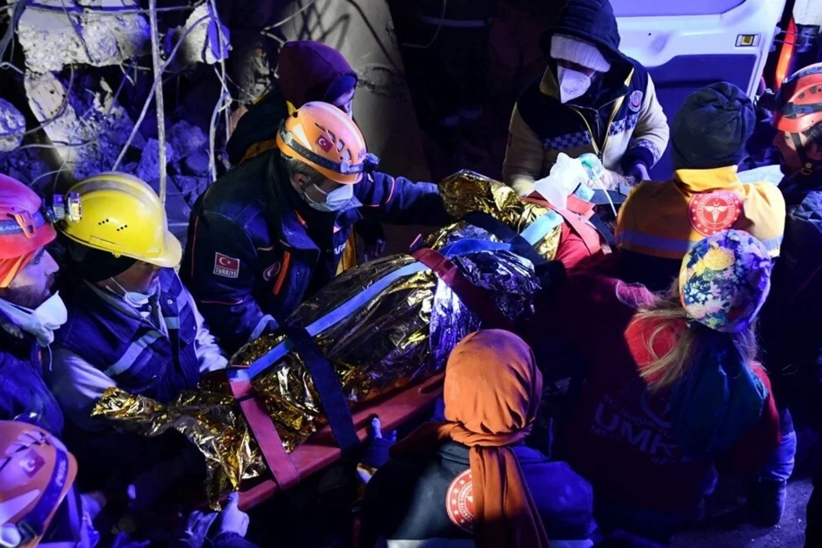 40 yaşlı qadın 170 saat sonra dağıntılar altından sağ çıxarıldı - FOTO/VİDEO