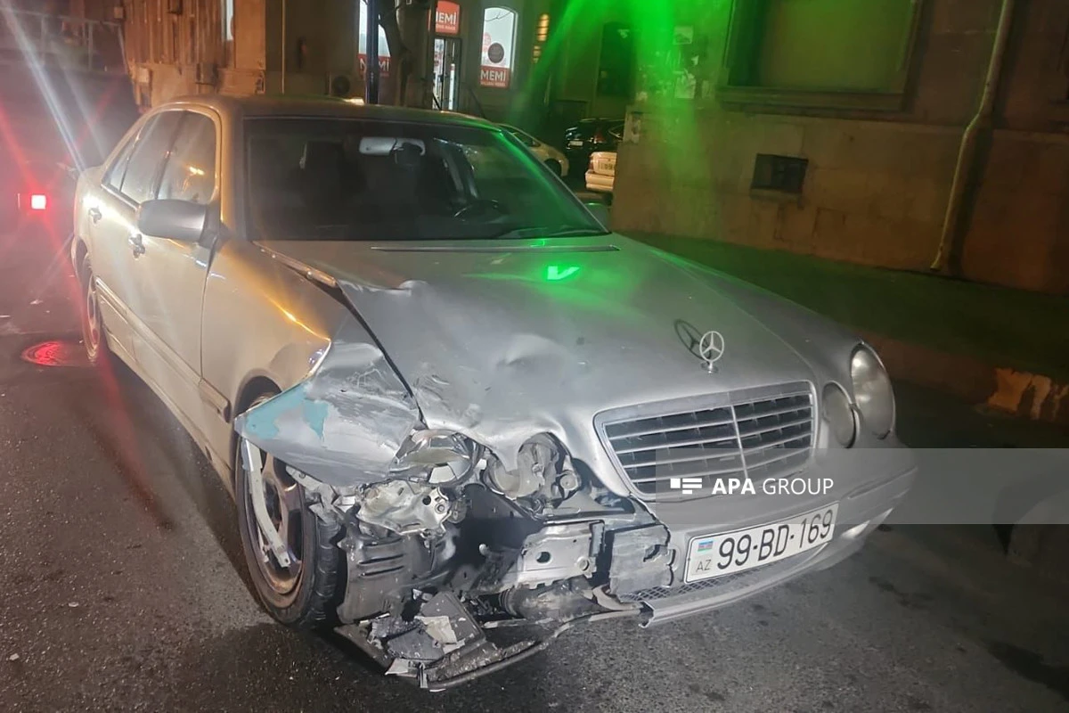 В Баку столкнулись два автомобиля, есть пострадавший - ФОТО
