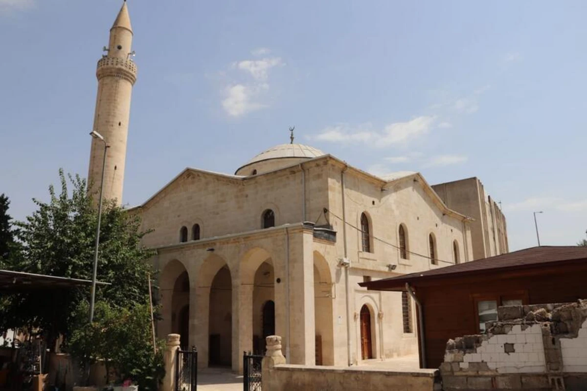 Zəlzələ Türkiyənin ən qədim məscidlərindən birini uçurtdu - FOTO