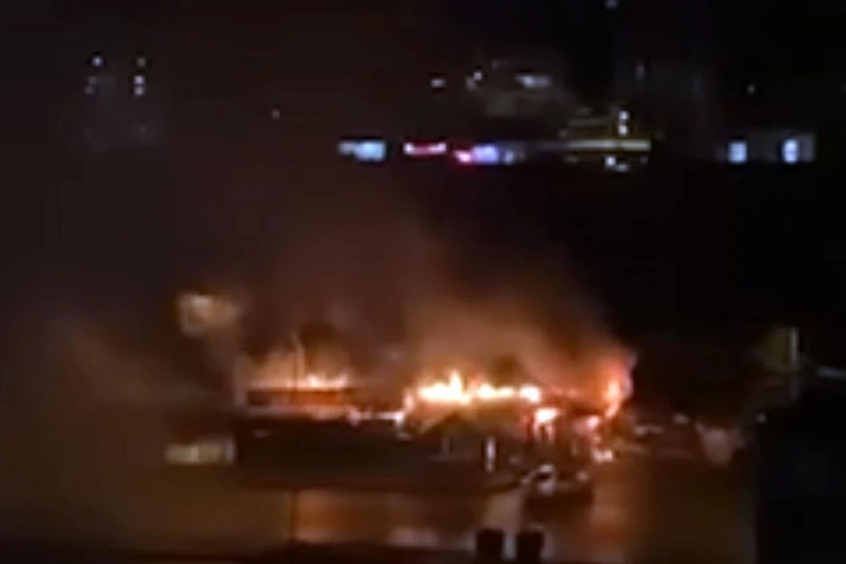 Крупный пожар произошел на рынке Хопа в Батуми - ВИДЕО