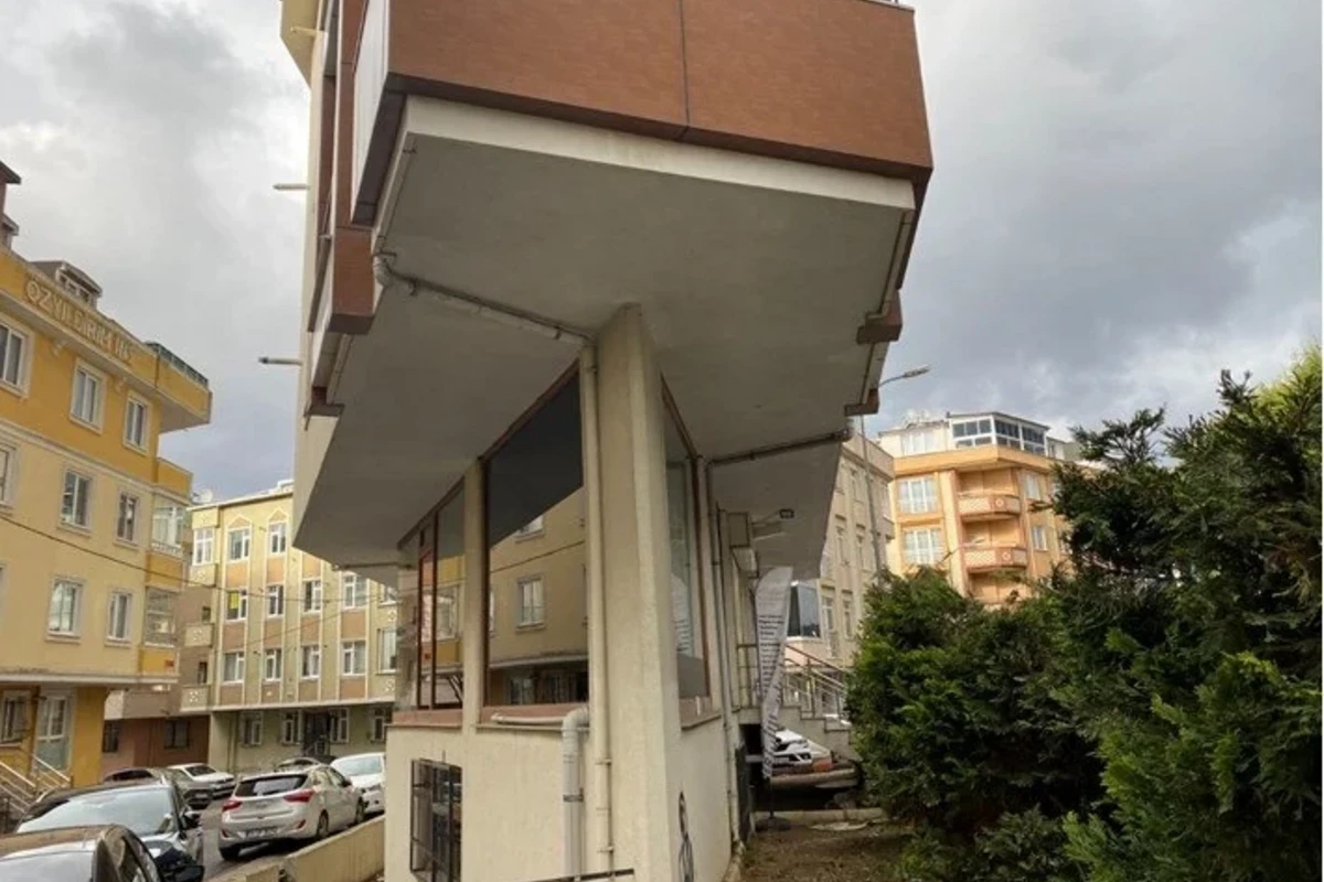Türkiyədəki bu bina görənləri heyrətə gətirdi - Üçbucaq bünövrə üstündə inşa olunub - FOTO