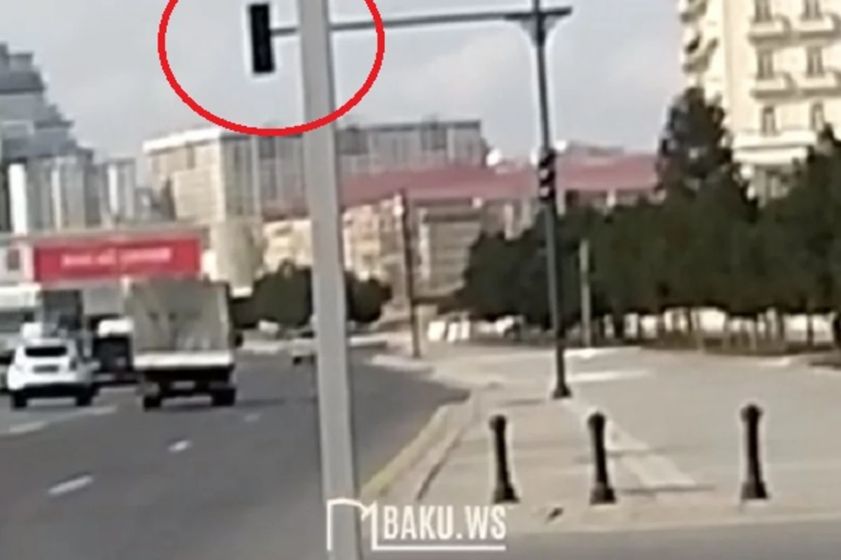 Неисправный светофор на центральной дороге Баку создал проблемы для пешеходов - ВИДЕО