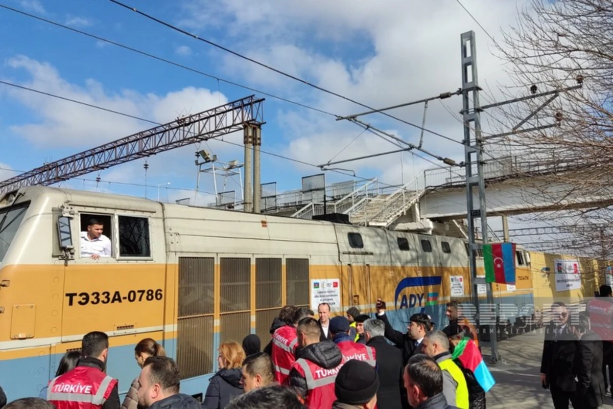 Азербайджан по железной дороге направил гумпомощь в Турцию - ФОТО