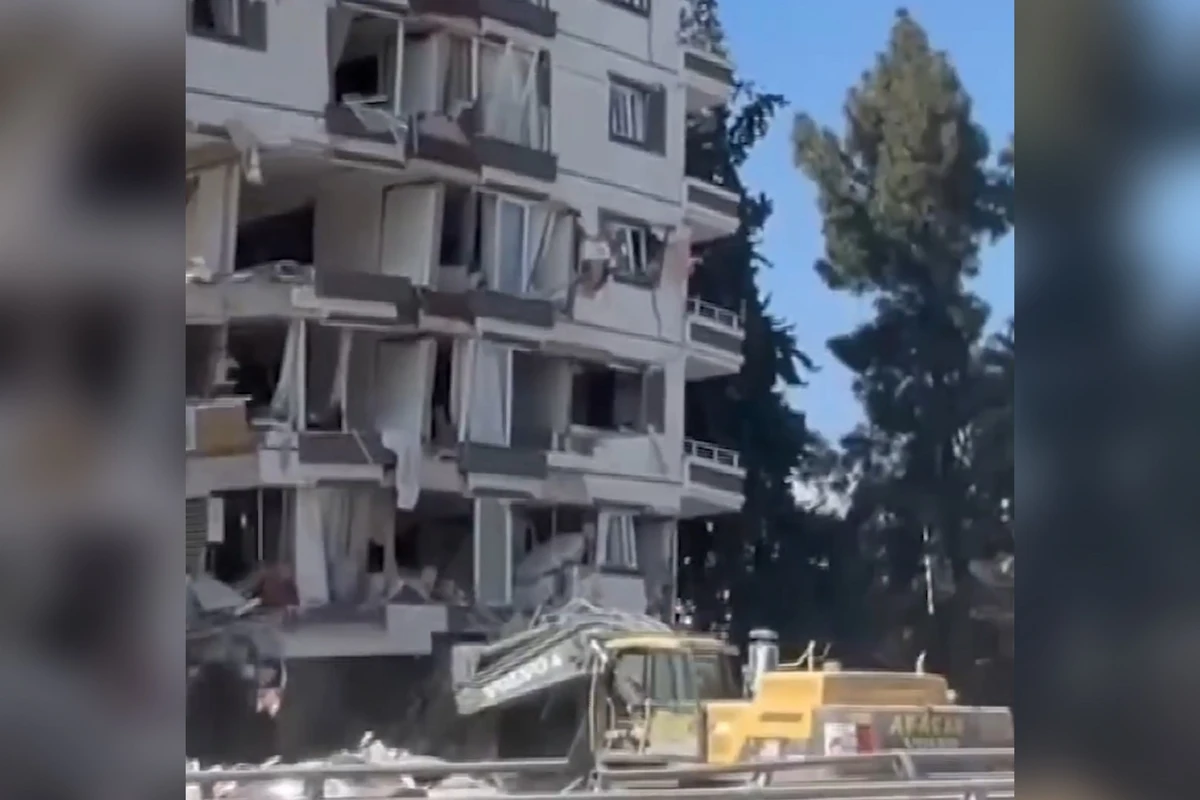 Söküntü zamanı bina qəfil çökdü - Ekskavator sürücüsü son anda xilas oldu - ANBAAN VİDEO