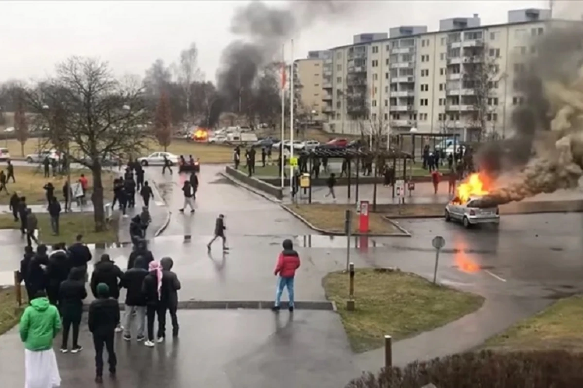 İsveçdə yenə “Qurani-Kərim”I yandırdılar - Polis müdaxilə etdi - FOTO